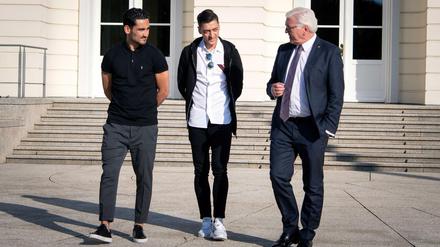 Bundespräsident Frank-Walter Steinmeier traf sich mit Ilkay Gündogan (l) und Mesut Özil.