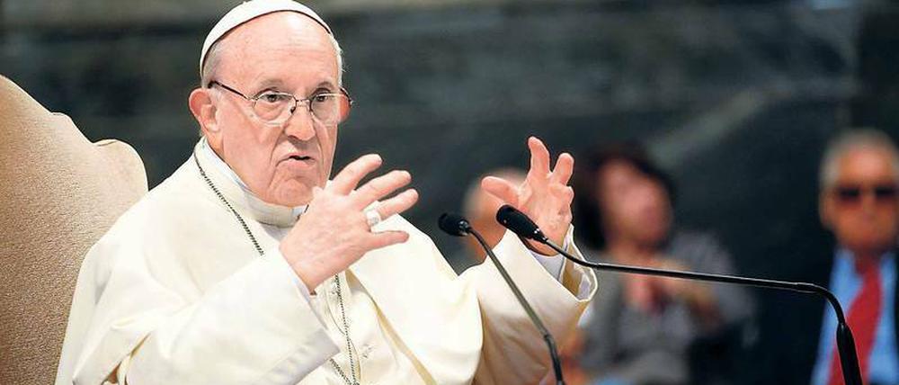 Zweifel an den Selbstheilungskräften des Marktes. Papst Franziskus fordert strengere Regulierung und harte Sanktionen bei Verstößen.