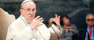 Zweifel an den Selbstheilungskräften des Marktes. Papst Franziskus fordert strengere Regulierung und harte Sanktionen bei Verstößen.