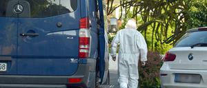 Ein Polizist der Spurensicherung am Tatort in Saarbrücken. Dort hatte am Pfingstsamstag ein Mann zwei Männer erschossen und zwei Frauen verletzt.