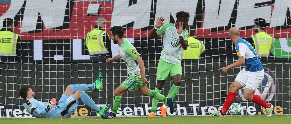 Jubel unter Vorbehalt. Yunus Malli (Zweiter von links) erzielte in der ersten Halbzeit ein Tor für den VfL Wolfsburg, das nach Einsatz des Videobeweises aberkannt wurde. Trotzdem hielt der VfL am Ende die Klasse.