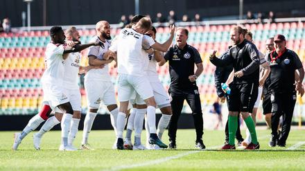 Ganz in weiß, mit einem neuen Pokal. Die Mannschaft des BFC Dynamo bejubelt ihren Erfolg im Berliner Landespokal-Finale. 