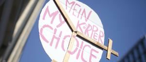 "Mein Körper. My Choice" steht auf einem Schild bei einer Kundgebung (Symbolbild).