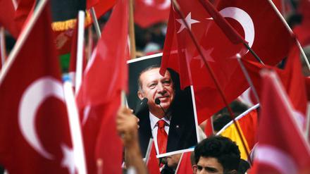 Anhänger des türkischen Staatspräsidenten Erdogan bei einer Wahlveranstaltung in Köln (2016). 