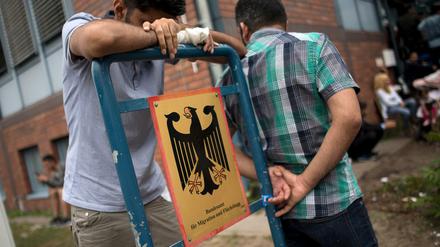Asylsuchende vor einer Bamf-Zweigstelle in Berlin