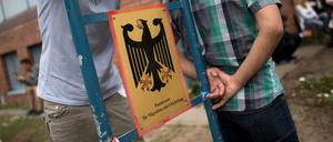 Asylsuchende vor einer Bamf-Zweigstelle in Berlin