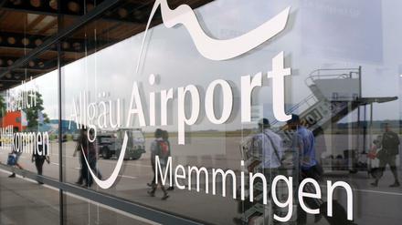 Logo und Schriftzug des Allgäu Airport am Terminal des Flughafens Memmingen. 
