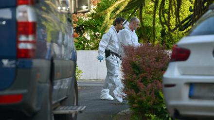 Polizisten der Spurensicherung gehen in Saarbrücken zu dem Haus, in dem ein Mann am Samstag zwei Männer erschossen hatte. 