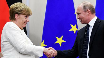 Bundeskanzlerin Angela Merkel und der russische Präsident Wladimir Putin nach der gemeinsamen Pressekonferenz in Sotchi. 