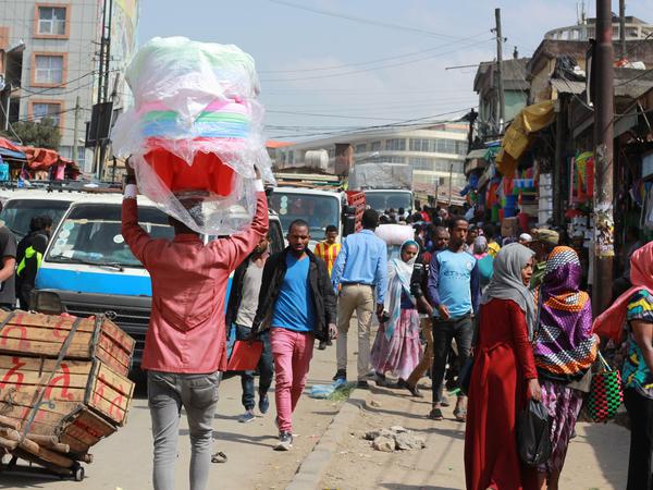 Der Mercato in Addis Abeba ist der größte Freiluftmarkt Afrikas. Jeden Tag kommen tausende Menschen hierher.