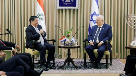 Der paraguayanische Präsident Horacio Cartes neben dem israelischen Präsidenten Reuven Rivlin in der neuen Botschaft in Jerusalem. 