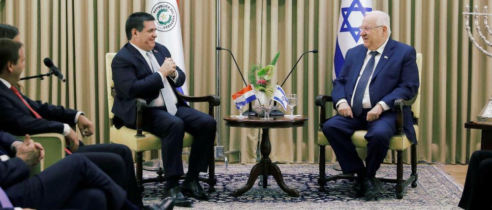 Der paraguayanische Präsident Horacio Cartes neben dem israelischen Präsidenten Reuven Rivlin in der neuen Botschaft in Jerusalem.