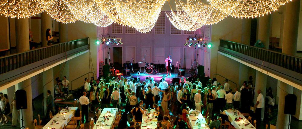 Größer, schicker, teurer: Abiturienten greifen tief in die Taschen für den Abiball.