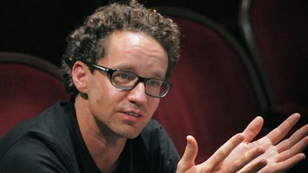 Jan Bosse Jan Bosse inszeniert in Wien, Zürich, Stuttgart, Frankfurt, Berlin. Klaus Dörr, den Interimschef der Volksbühne am Rosa-Luxemburg- Platz, kennt er aus seinen Zeiten am Gorki-Theater.