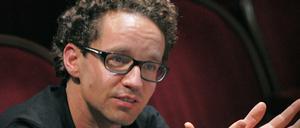 Jan Bosse Jan Bosse inszeniert in Wien, Zürich, Stuttgart, Frankfurt, Berlin. Klaus Dörr, den Interimschef der Volksbühne am Rosa-Luxemburg- Platz, kennt er aus seinen Zeiten am Gorki-Theater.