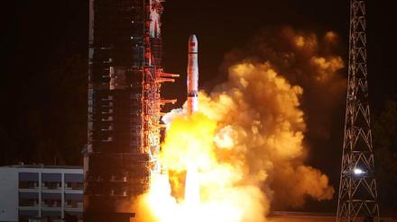 Raketenstart eines Satelliten.