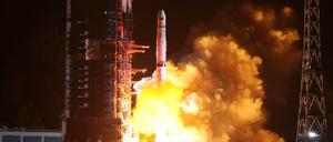 Raketenstart eines Satelliten.