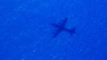Das Foto zeigt den Schatten eines Fliegers über dem Indischen Ozean, der nach dem Malaysia Airways Flight MH370 sucht. 