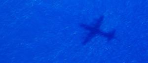 Das Foto zeigt den Schatten eines Fliegers über dem Indischen Ozean, der nach dem Malaysia Airways Flight MH370 sucht.