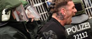 Die deutsche Polizei führt Hooligans in der Datei „Gewalttäter Sport“. Sie ist umstritten, da auch Unbeteiligte aufgenommen werden können.