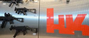 Maschinenpistolen hängen am Firmensitz des Waffenproduzenten Heckler und Koch in Oberndorf (Baden-Württemberg). 