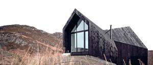 Aus dem angekokelten Holz entstehen Häuser, wie hier in Schottland.