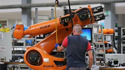 Roboter werden für die Produktion montiert. Der Roboterhersteller Kuka wurde unterdessen vom chinesischen Investor Midea übernommen. 