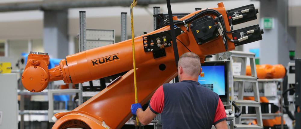 Roboter werden für die Produktion montiert. Der Roboterhersteller Kuka wurde unterdessen vom chinesischen Investor Midea übernommen. 