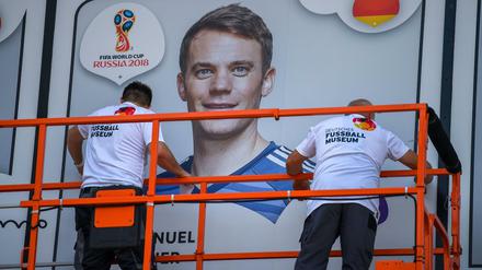 Wandbild. Auf einem Stadionrasen hat man Torhüter Manuel Neuer schon lange nicht mehr gesehen.