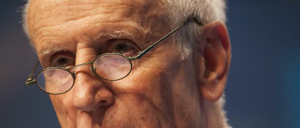 Albrecht Glaser, Kandidat der AfD zur Wahl des Bundespräsidenten, spricht beim Bundesparteitag der AfD in Stuttgart. 