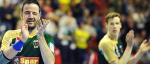 Ausgefuchst. Iker Romero, ehemaliger Füchse-Spiele und mittlerweile Co-Trainer in Hannover, muss dieses Mal den Berlinern gratulieren.