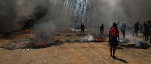 Im Gazastreifen verbrennen Palästinensische Demonstranten Autoreifen. In den vergangenen Wochen eskalierte die Gewalt zwischen Israel und den Palästinensern. 