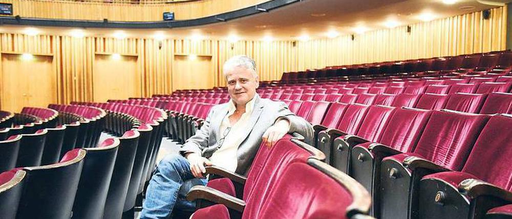 Martin Woelffer, Chef der Ku’damm-Bühnen, sitzt im Parkett am derzeitigen Ausweichstandort Schillertheater.