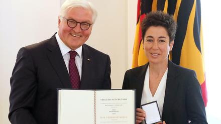 Bundespräsident Frank-Walter Steinmeier verleiht im Schloss Bellevue der TV-Moderatorin Dunja Hayali das Bundesverdienstkreuz. 