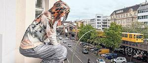 Krise auf dem Balkon. Skulptur von Böhler & Orendt.