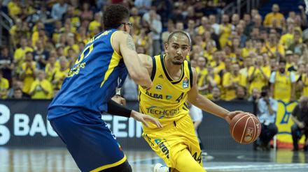 Das Halbfinale im Blick: Albas Stefan Peno (r) dribbelt Oldenburgs Isaiah Philmore vorbei. 