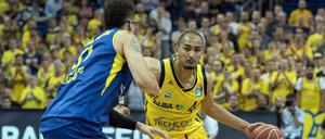 Das Halbfinale im Blick: Albas Stefan Peno (r) dribbelt Oldenburgs Isaiah Philmore vorbei. 