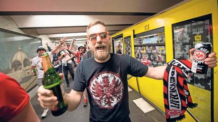 Karneval der Kulturen, Teil 2. Trinkende Frankfurt-Fans auf dem Weg ins Olympiastadion.