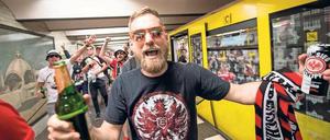 Karneval der Kulturen, Teil 2. Trinkende Frankfurt-Fans auf dem Weg ins Olympiastadion.