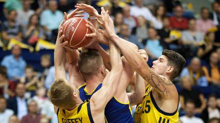 Mein Ball. In den Play-offs wie hier beim Spiel Alba Berlin gegen Oldenburg wird hart zugepackt.
