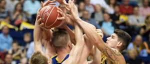 Mein Ball. In den Play-offs wie hier beim Spiel Alba Berlin gegen Oldenburg wird hart zugepackt.