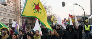 Der Kurden-Konflikt wird auch auf Berlins Straßen thematisiert - wie hier bei einer Demonstration gegen den türkischen Militäreinsatz in Afrin. , die überwiegend von Kurden bewohnt wird, gehen auf der Wilhelmstraße.