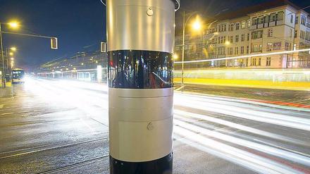 Die silbernen Säulen wie hier an der Schönhauser Allee erfassen parallel Raser und Rotlichtfahrer. 