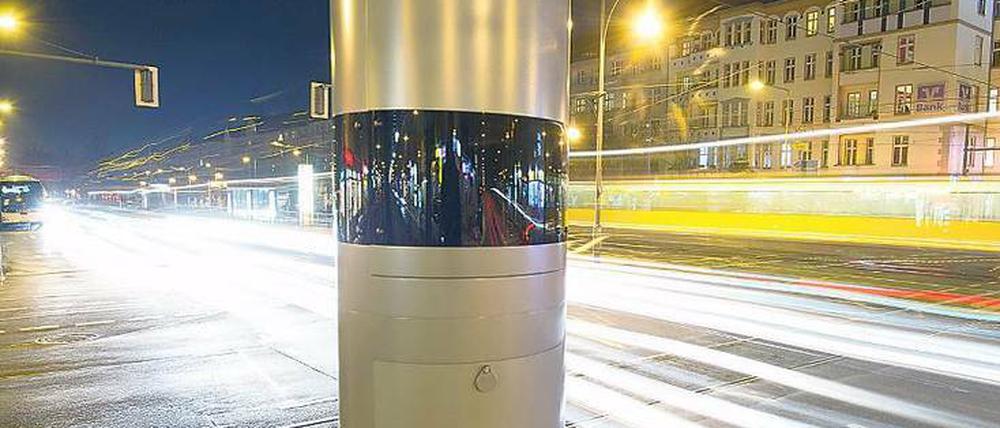 Die silbernen Säulen wie hier an der Schönhauser Allee erfassen parallel Raser und Rotlichtfahrer.