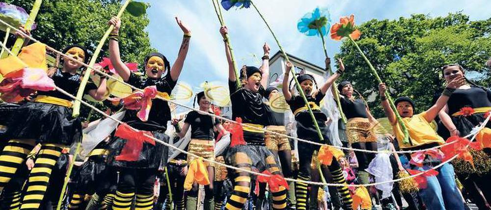 Fleißig. Das Motto des diesjährigen Kinderkarnevals der Kulturen am Sonnabend war „Sag mir, wo die Blumen sind“.