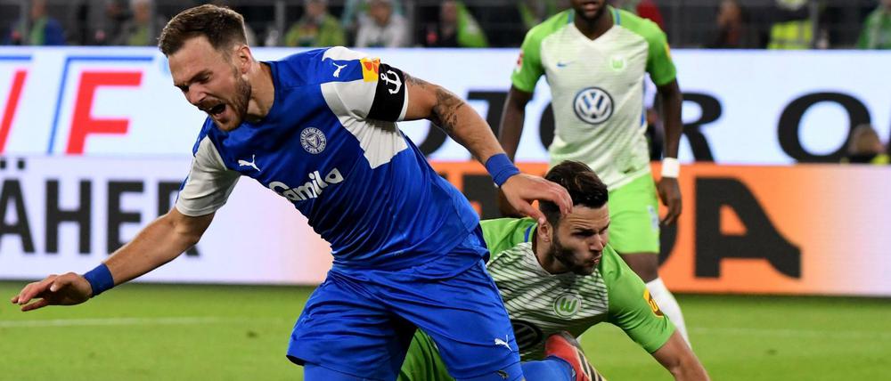 Mit harten Bandagen: Wolfsburgs Renato Steffen (r) und Kiels Rafael Czichos kämpfen um den Ball.