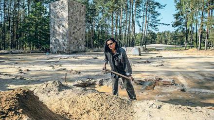 Auf dem Gelände des ehemaligen deutschen Vernichtungslagers in Sobibor sichern polnische Archäologen materielle Zeugnisse wie die Fundamente der Gaskammern und persönliche Gegenstände der Insassen.