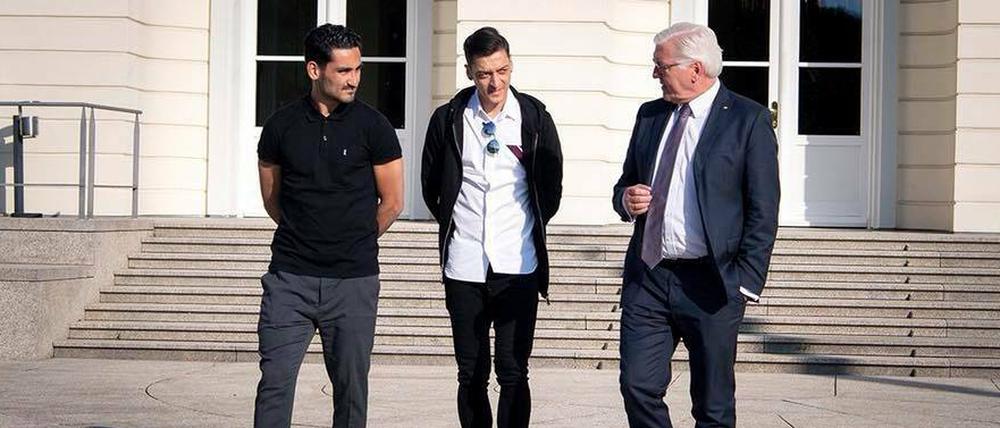 Der Bundespräsident mit den Nationalspielern Ilkay Gündogan (l.) und Mesut Özil.