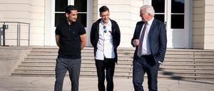 Der Bundespräsident mit den Nationalspielern Ilkay Gündogan (l.) und Mesut Özil.