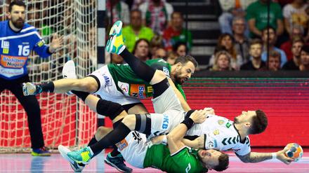 Am Ende obenauf. Joahn Koch im weißen Trikot und die Füchse Berlin schlagen Frisch Auf Göppingen im Halbfinale des EHF-Cups.